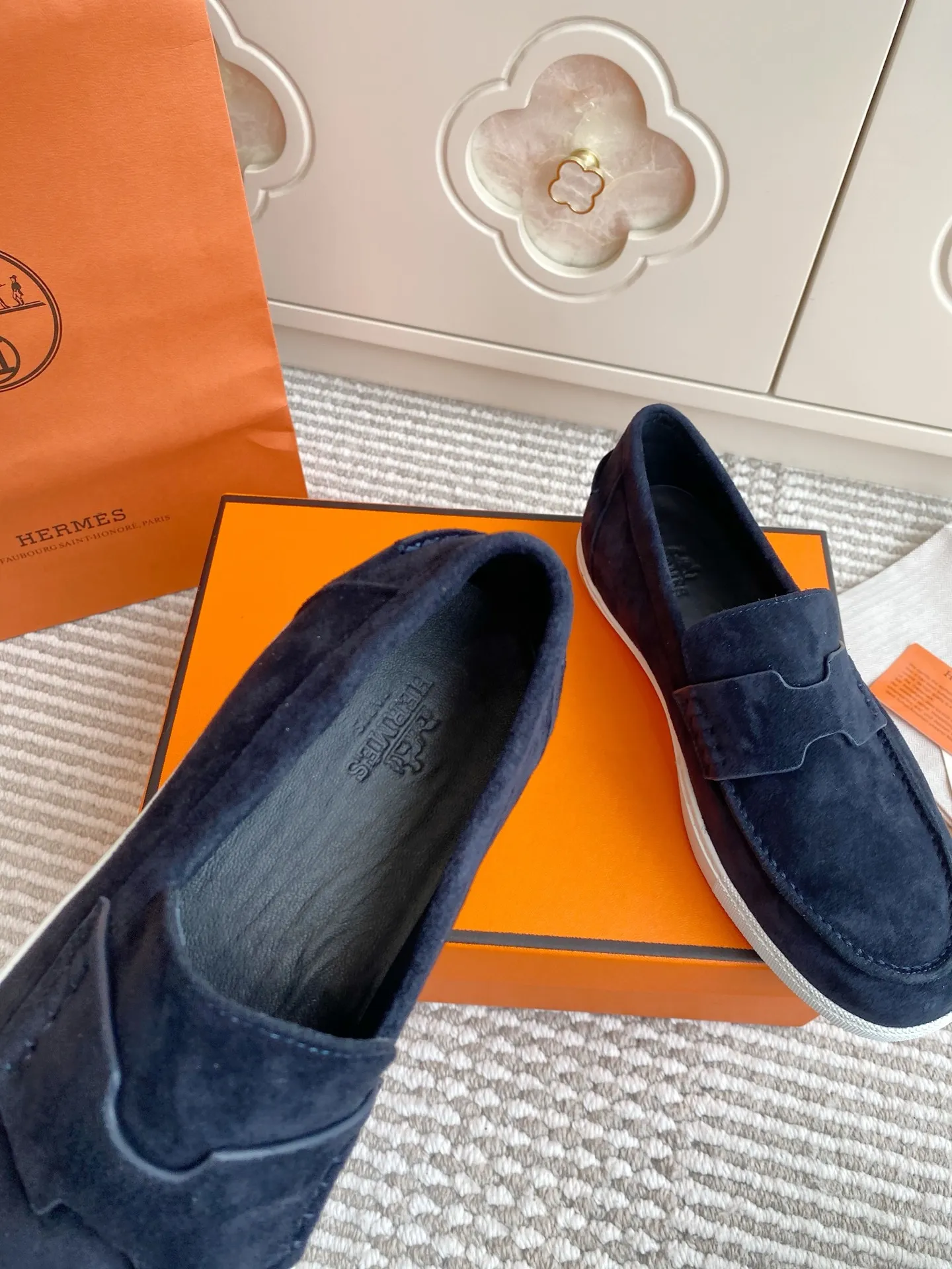p560✨Hermes Couple Loafers｜Walking in the urban high-end, easily wearing Hermès temperament✨Who says luxury and comfort can’t have both?  This pair of H’s classic loafers really does it!  ▪️"Customized imported Yangjing fabric" is soft and delicate ▪️"Full sheepskin lining" + "soft-soled shoes" design. Your feet will be healed the moment you put them on~ It's like stepping on clouds☁️You won't feel tired after walking all day!  The iconic "H" buckle is low-key and luxurious. It is matched with a rubber outsole. It is lightweight and stylish. Whether you are commuting or shopping, you can easily achieve casual urban style🏙 Can be worn by couples. Full range of sizes, girls 35-41 | boys 39-45. Wear them together when going out. Sweet and high-end💑 Original mold opening. Details are in place. Those who understand will be attracted at a glance ️❤️ #Hermès loafers #coupleshoes #lightweight and versatile shoes